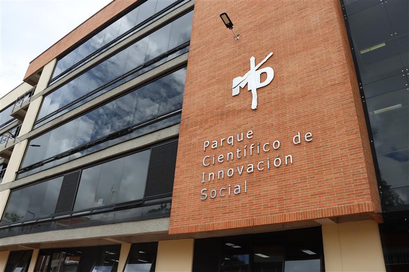 UNIMINUTO obtiene patente por la “Estufa ecológica térmica solar”, una solución sostenible para la cocción de alimentos.