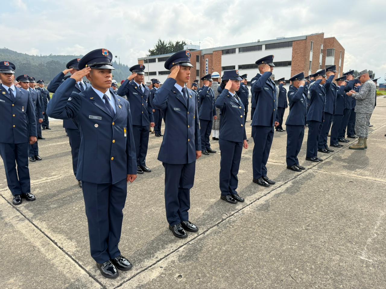 101 alumnos reciben distintivos de GRIAL en ceremonia militar en la ESUFA